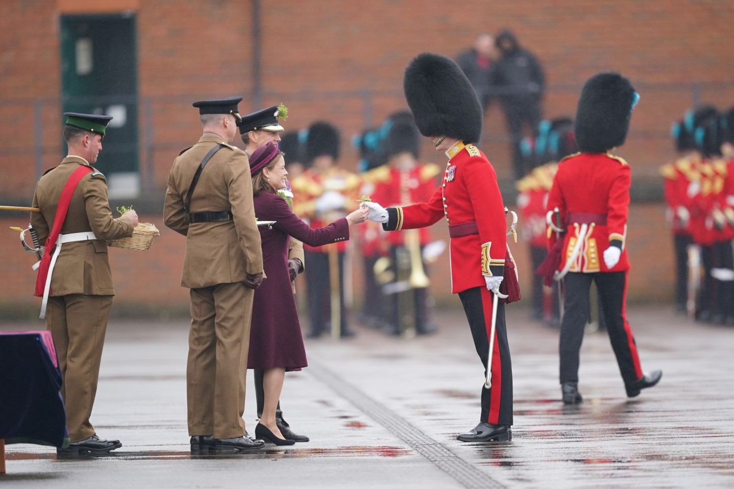 Lady Ghika vertritt Prinzessin Kate bei der Übergabe von Kleeblättern an die Offiziere beim St. Patrick's Day.