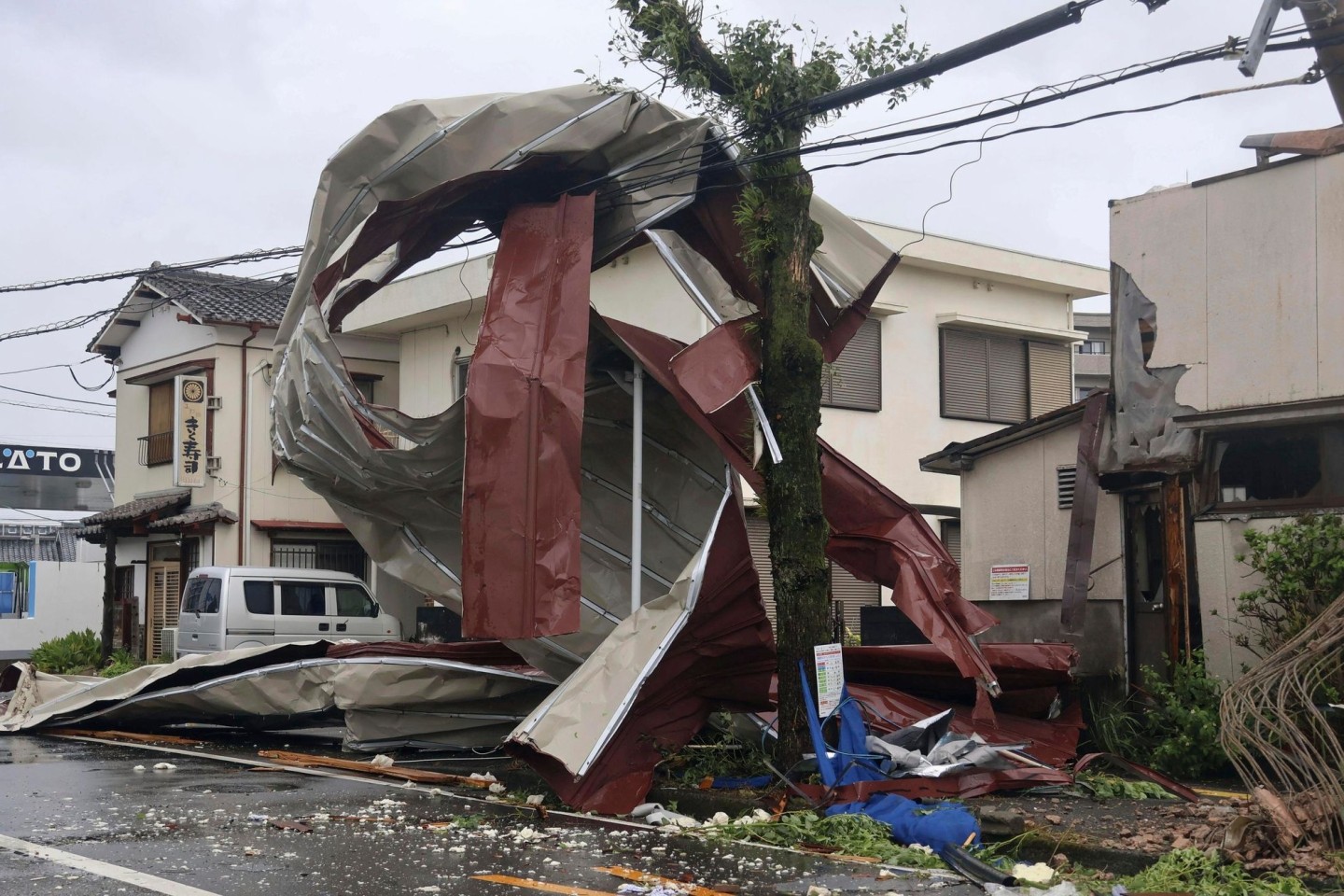 Behörden in Japan warnen die Bewohner vor den Gefahren durch den starken Taifun. 