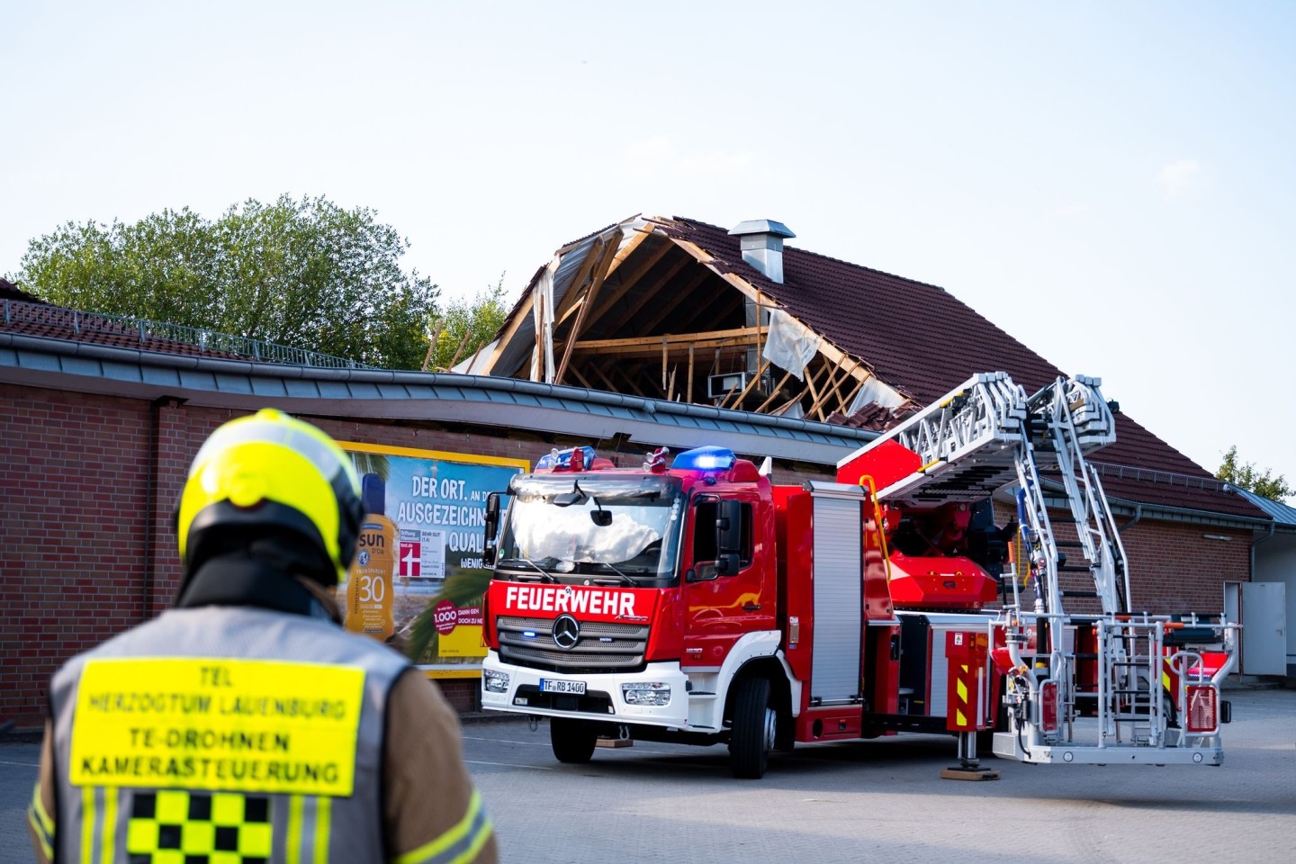 Zwölf Menschen wurden bei dem Unglück leicht verletzt.