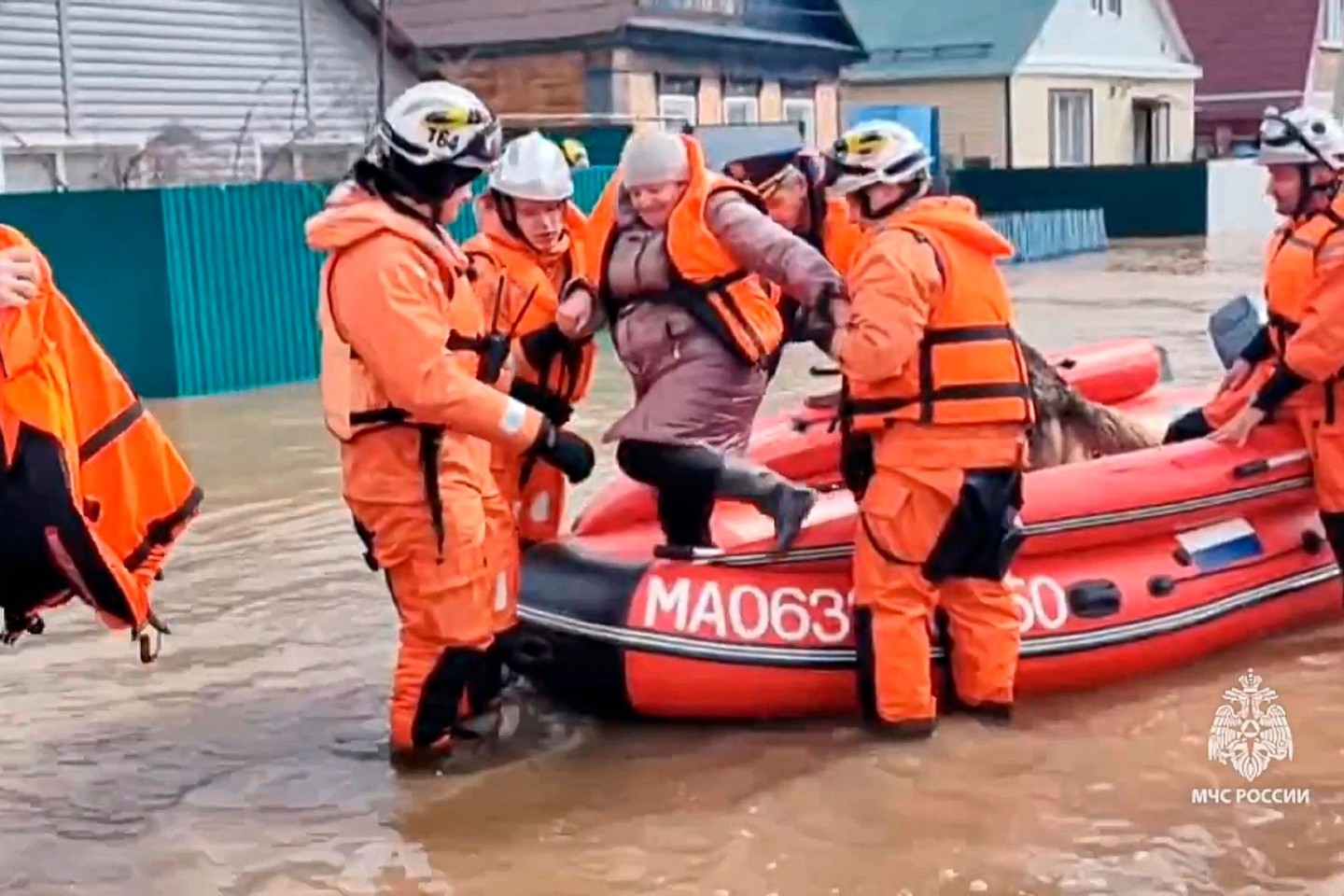 Anwohner in der Region Orenburg müssen evakuiert werden, nachdem ein Teil des Staudamms gebrochen war und Überschwemmungen verursacht wurden.