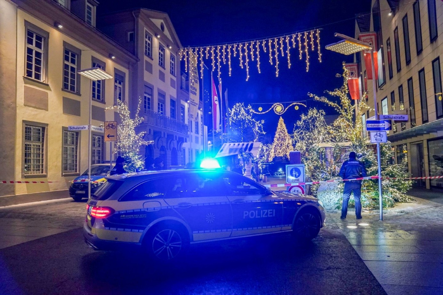 Polizeibeamte sichern den Weihnachtsmarkt ab.