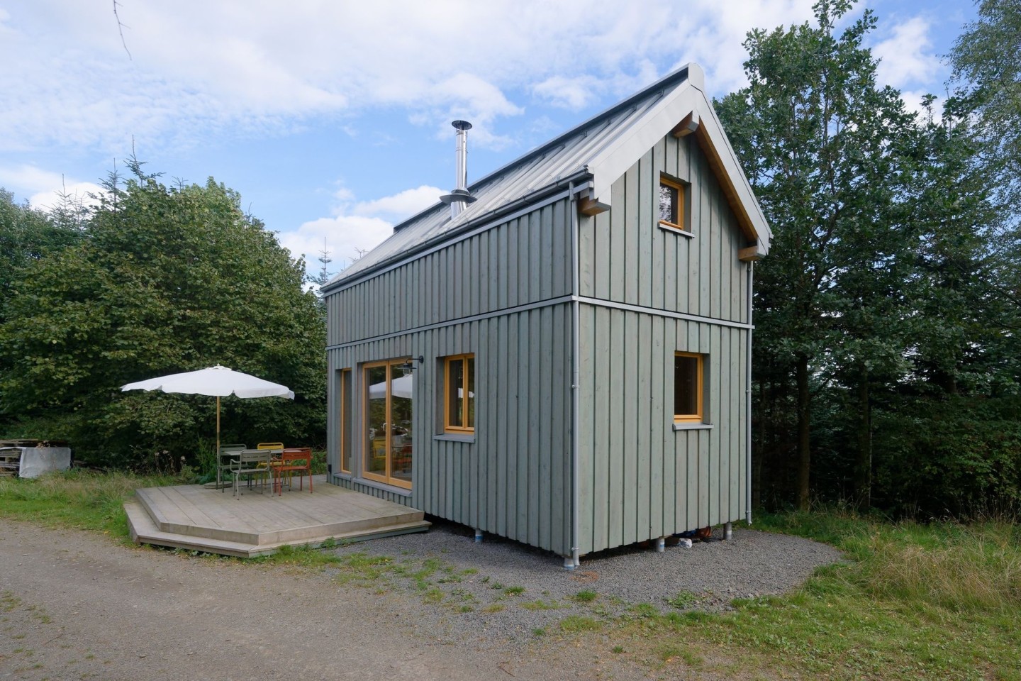 Aus ihren vernichteten Fichten bauen die Geschwister Lisa und Timo Gelzhäuser Tiny Houses.