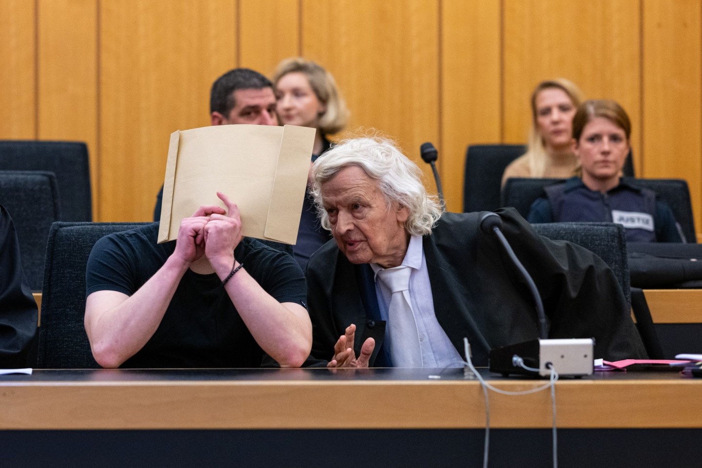 Der Angeklagte (l) sitzt zum Prozessauftakt im Landgericht Münster neben einem seiner Verteidiger.