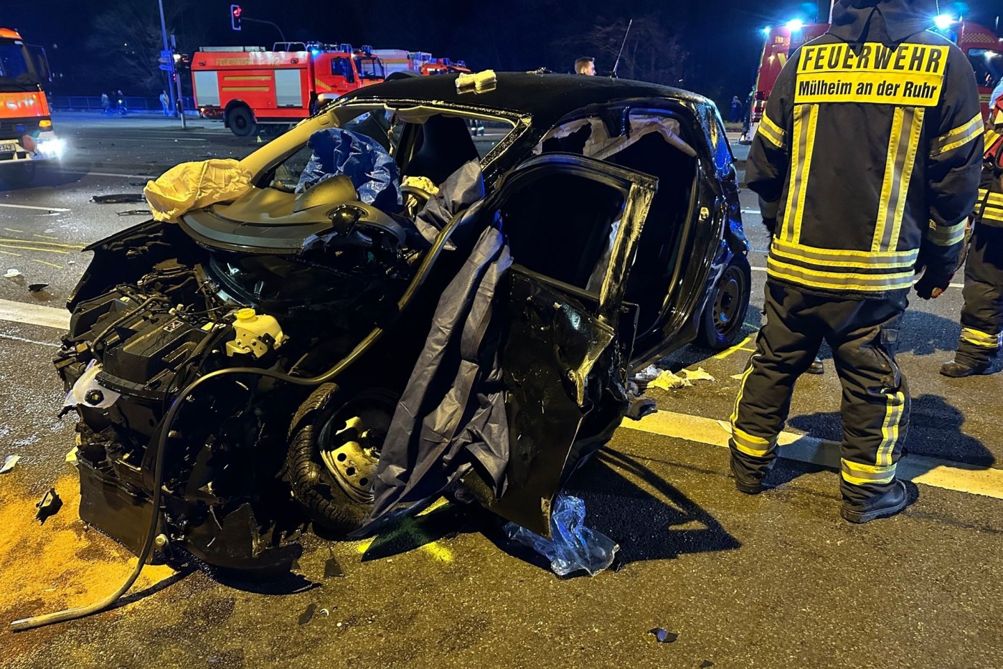 Einsatzkräfte der Feuerwehr an der Unfallstelle.