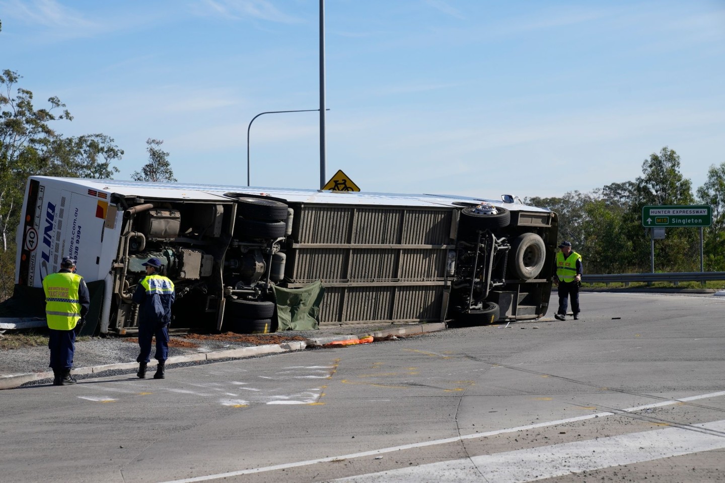 Der verunglückte Bus in der Nähe der Stadt Greta nördlich von Sydney.