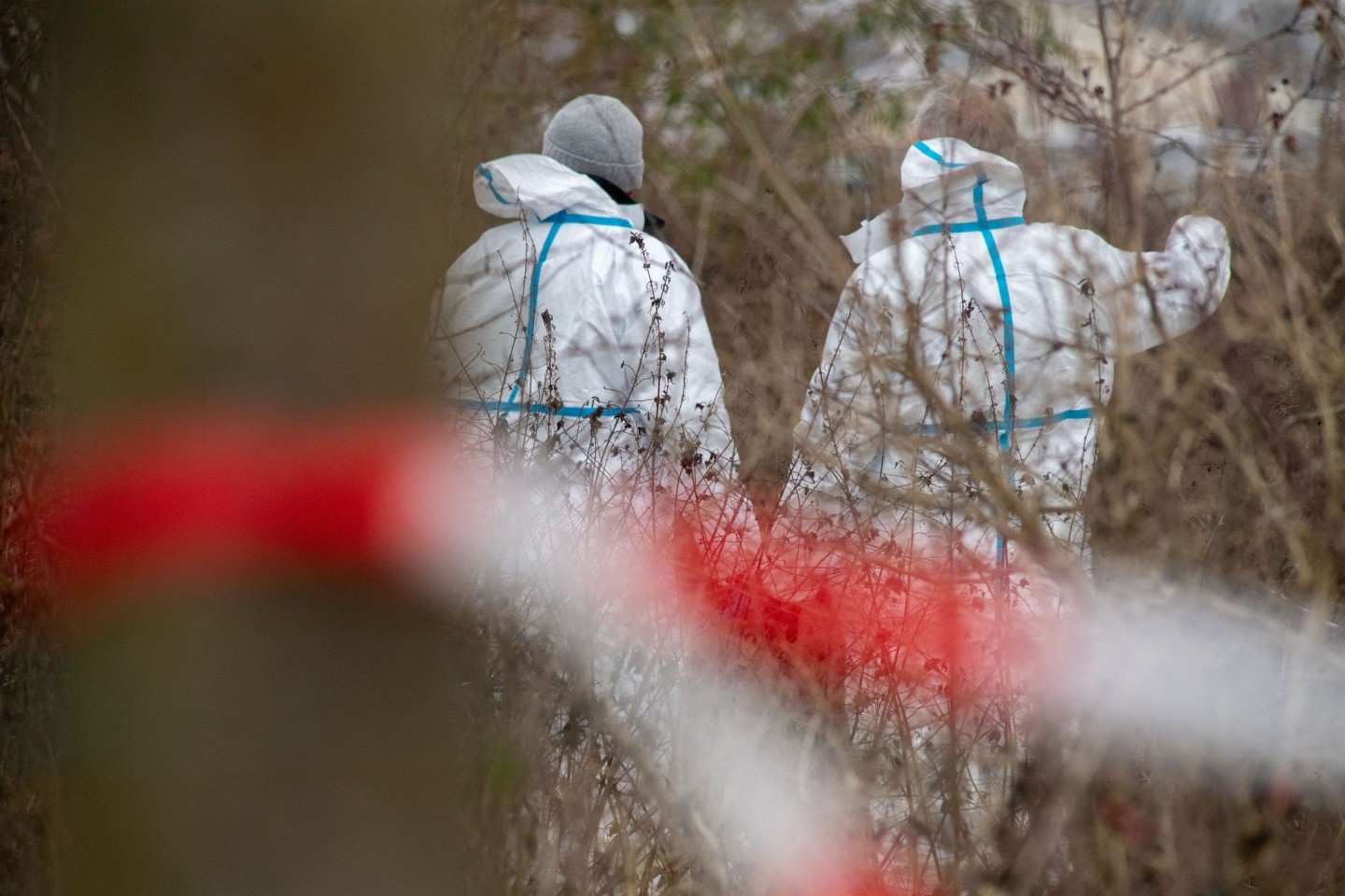 Spurensuche der Kriminalpolizei: Eine seit Mittwochabend vermisste 18-Jährige ist am Donnerstagabend in Pasewalk (Landkreis Vorpommern-Greifswald) tot aufgefunden worden.