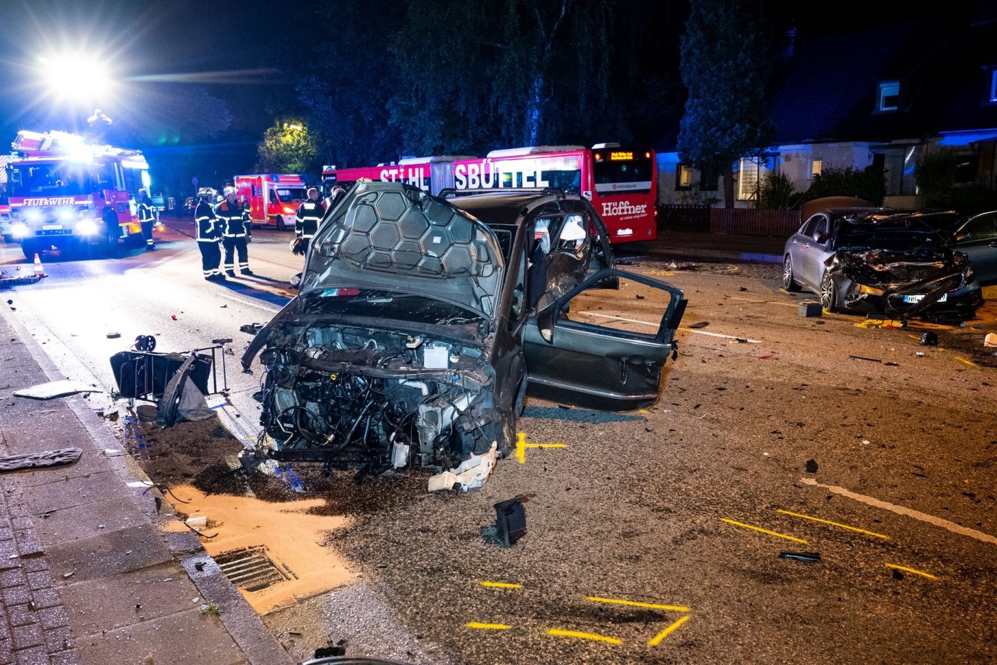 Nachdem sich der Verdacht auf ein illegales Straßenrennen erhärtet hat, sitzen die mutmaßlichen Unfallverursacher in U-Haft.