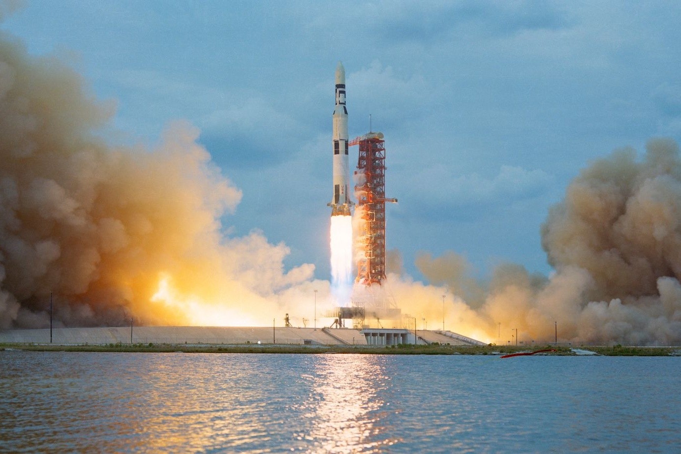 Eine Saturn-V-Trägerrakete mit der Skylab-Station am Start (1973).