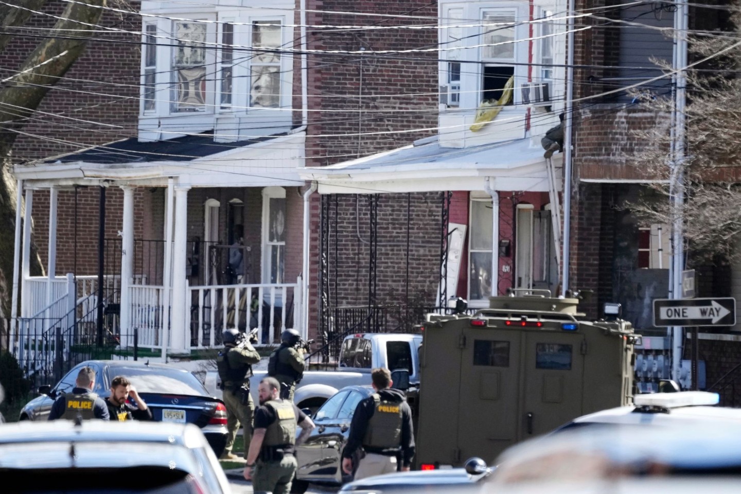 Polizisten umstellen das Haus in Trenton, in dem sich der mutmaßliche Täter mit seinen Geiseln verschanzt hat.