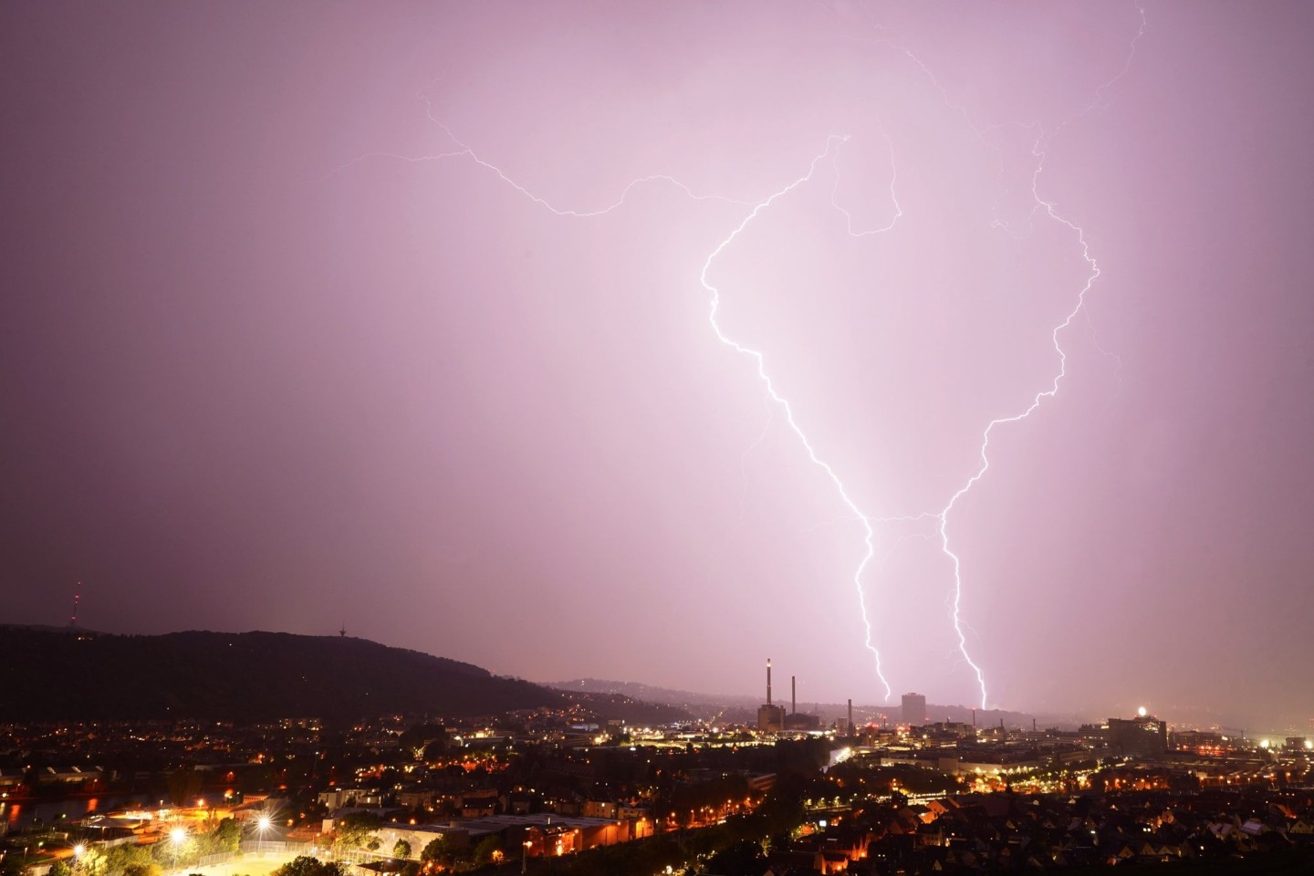 Zwei Blitze entladen sich bei einem Gewitter über Stuttgart.