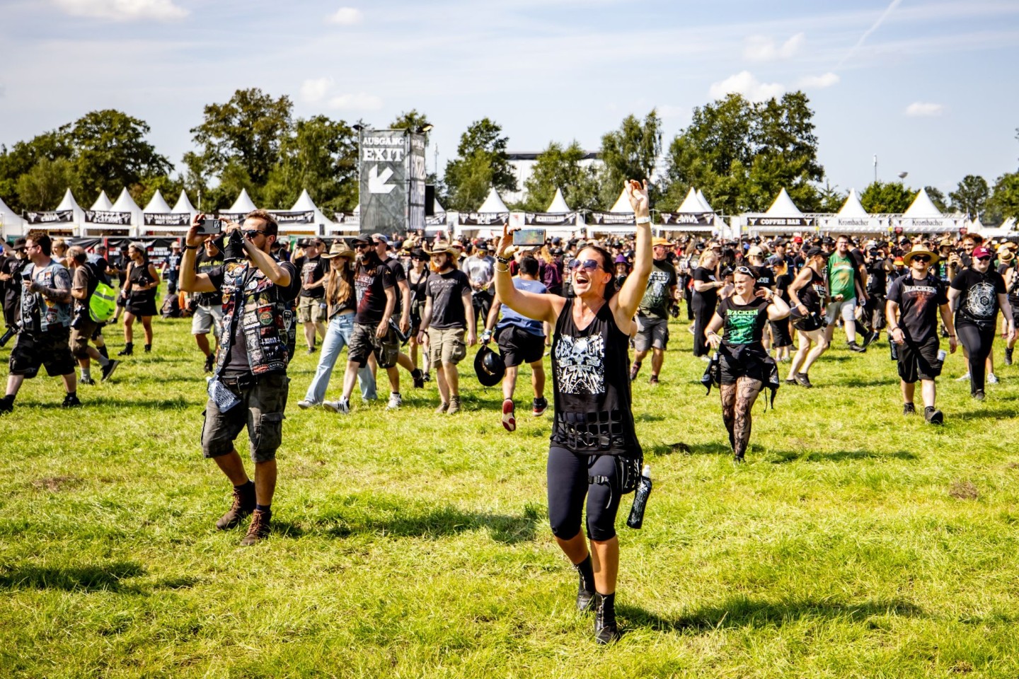 In Wacken feiern die Metalfans bei bestem Wetter.