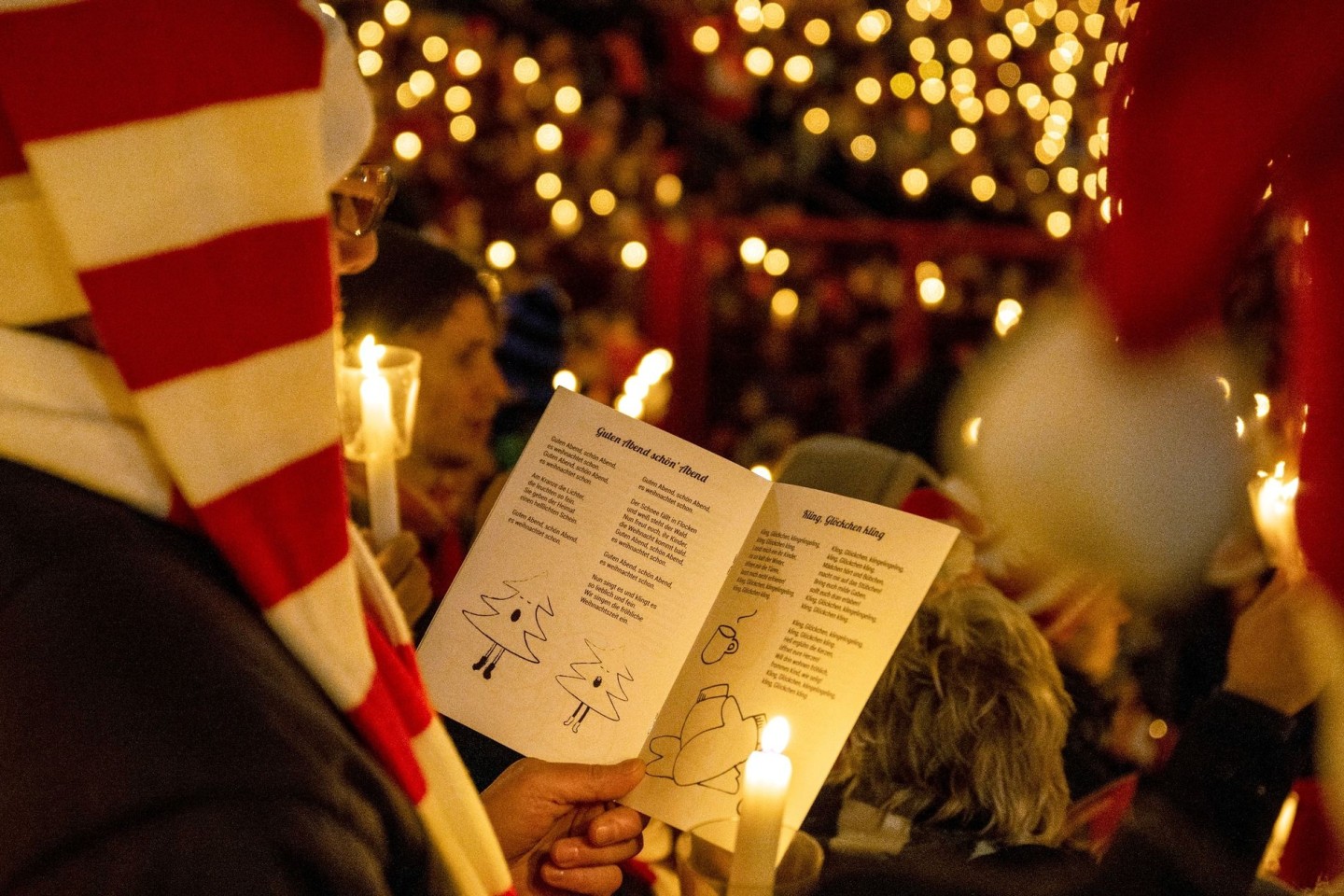 Tausende Menschen nehmen am Weihnachtssingen im Stadion An der Alten Försterei in Berlin teil.