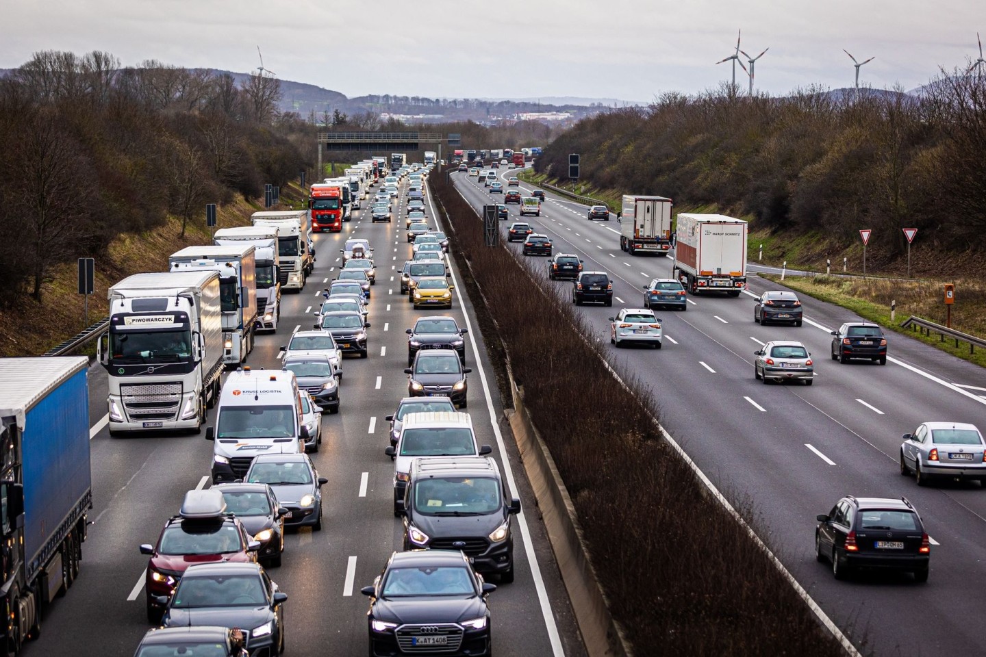 Der Verkehr stockt auf der Autobahn 2 (A2) in Fahrtrichtung Hannover.