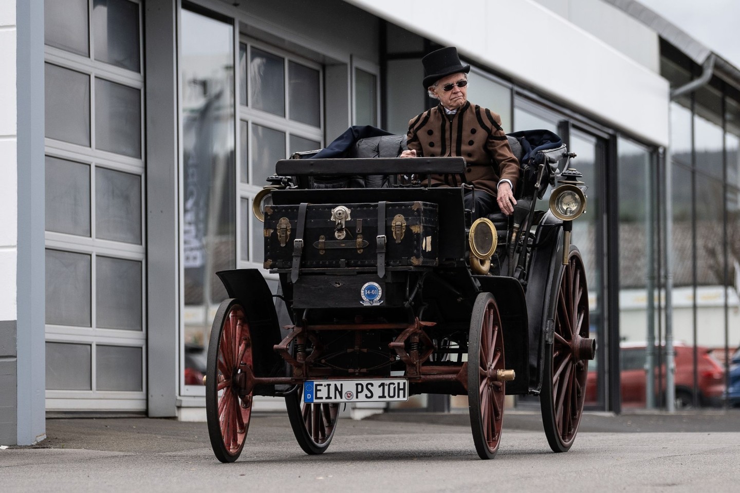 Besitzer Karl-Heinz Rehkopf kommt mit seiner Benz Victoria Nummer 99 zur Tüv-Hauptuntersuchung.