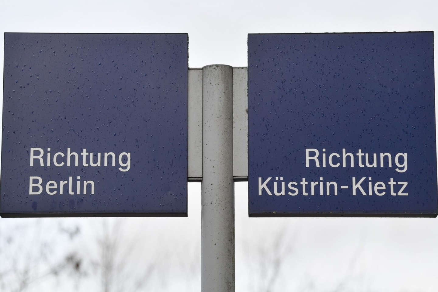 Wegweiser am Bahnhof in Trebnitz im LandkreisMärkisch-Oderland.