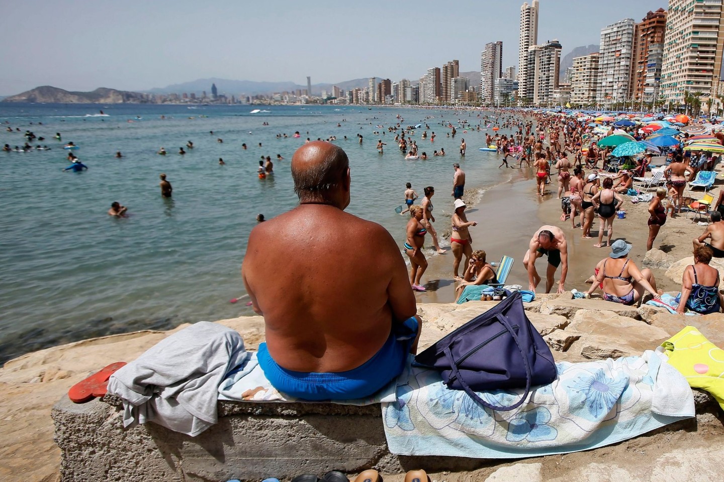 Sonnenhungrige am Strand von Benidorm.