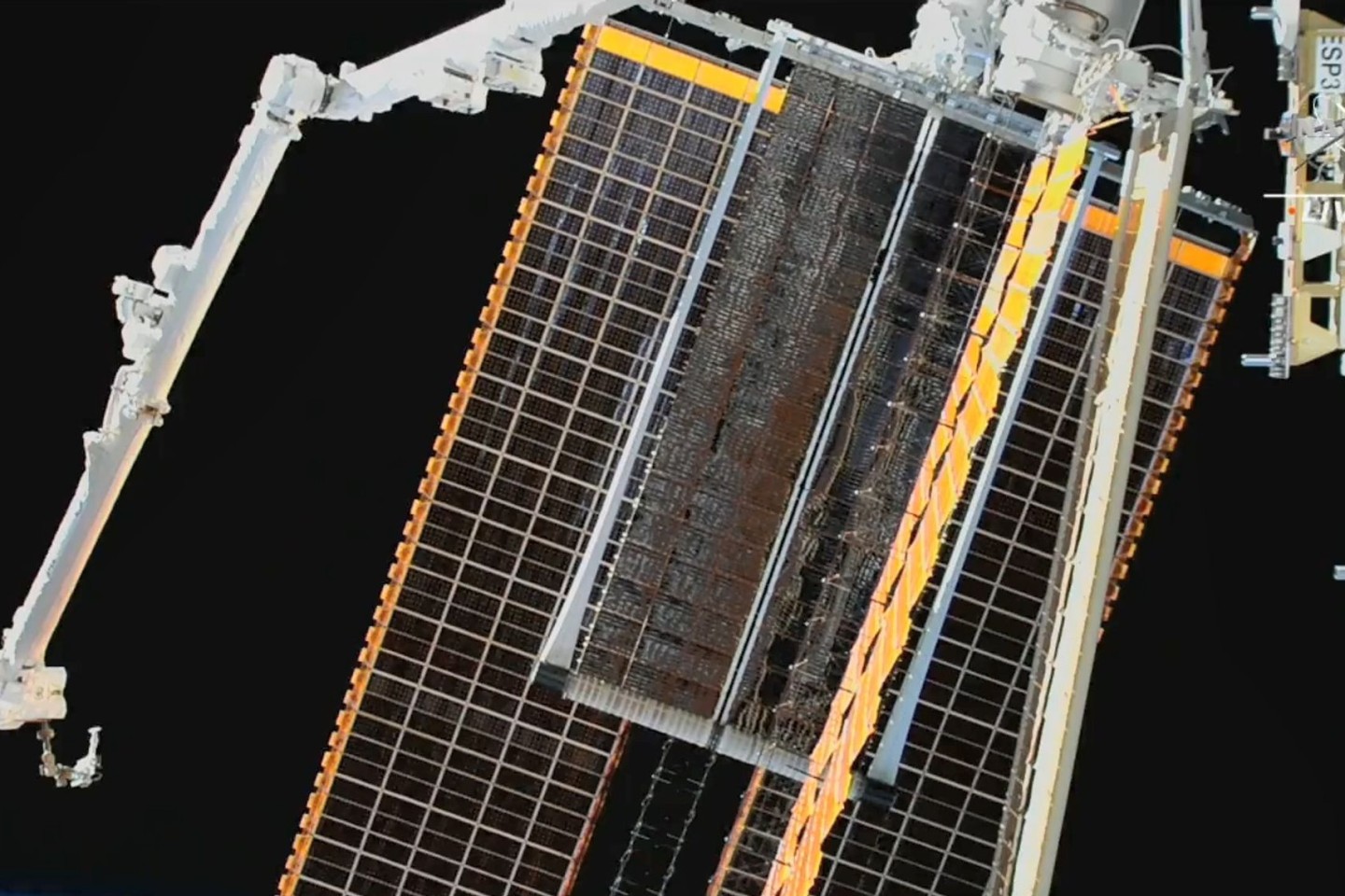 Blick auf die neu installierten und entfalteten Solarpanele an der Internationalen Raumstation ISS.