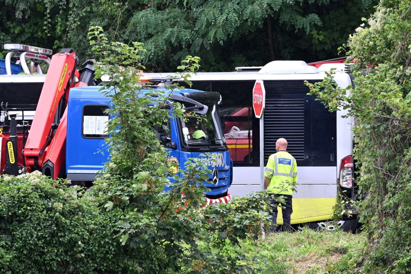 Rettungskräfte an der Unfallstelle in Mézières-Sur-Seine.